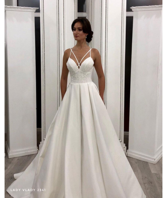 Атласное свадебное платье на тоненьких бретелях  и  со шлейфом Lady Vlady 2019